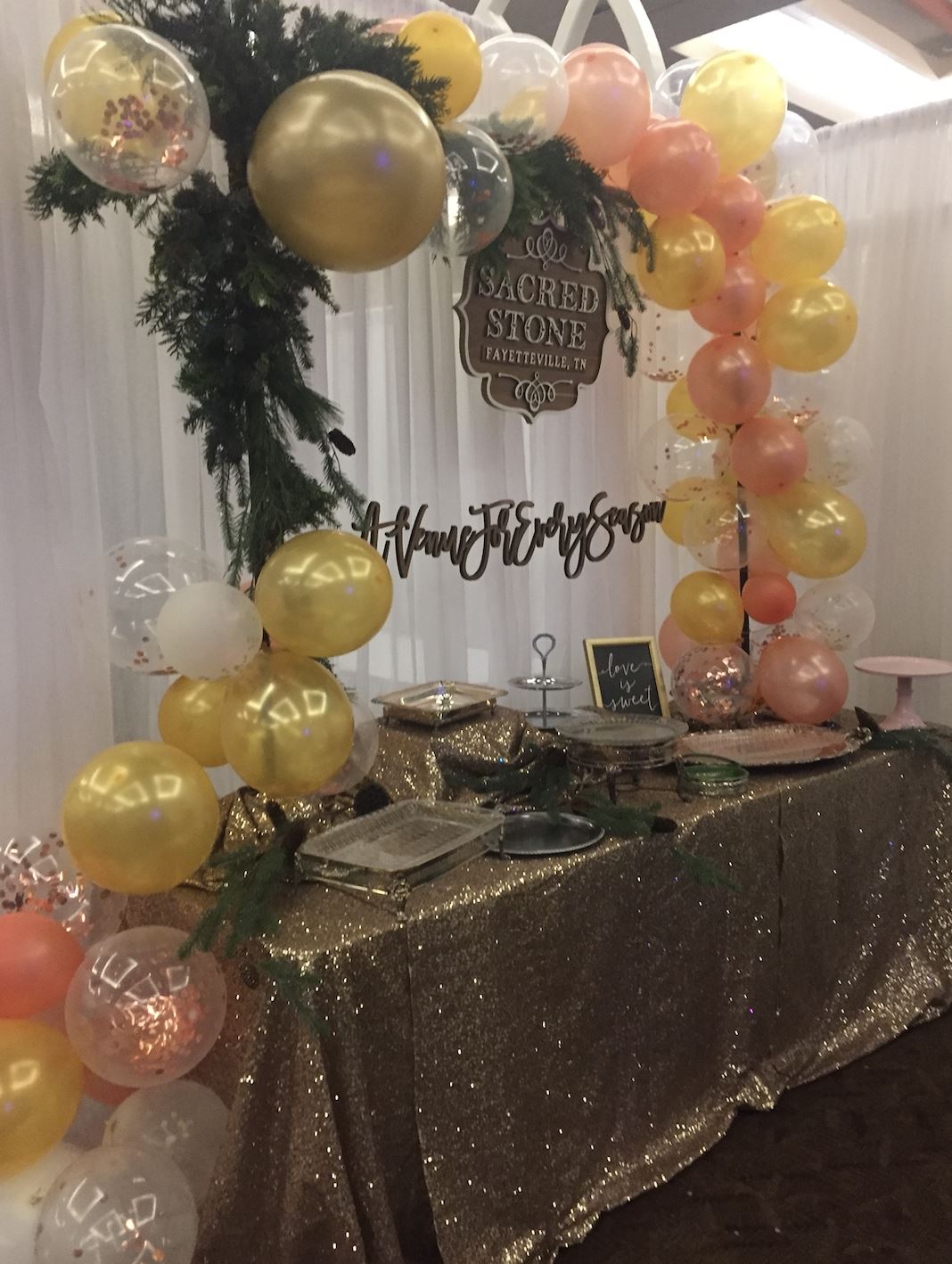 Photo of the bridal table with a balloons